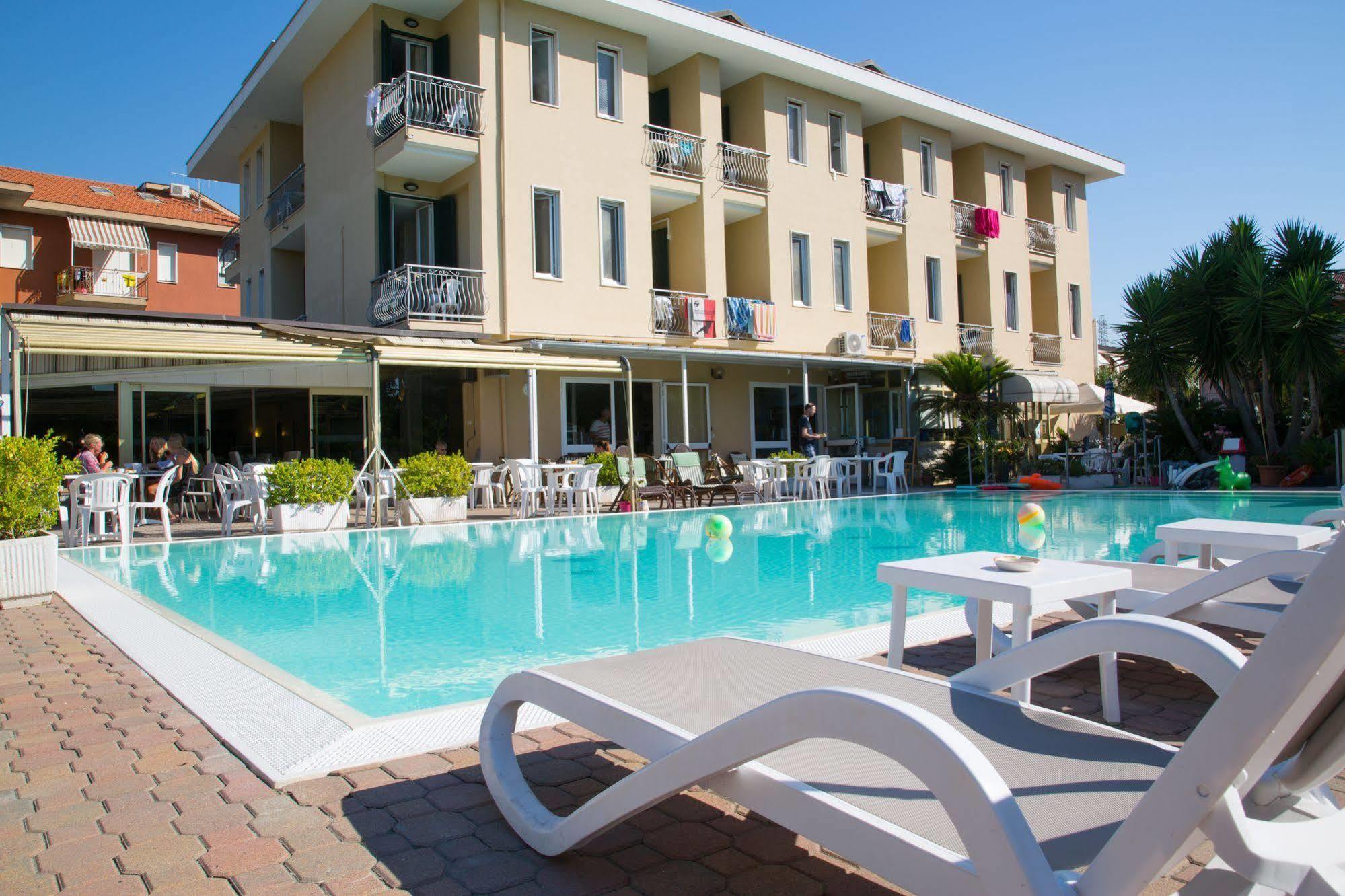 Hotel Delle Mimose Diano Marina Exterior photo